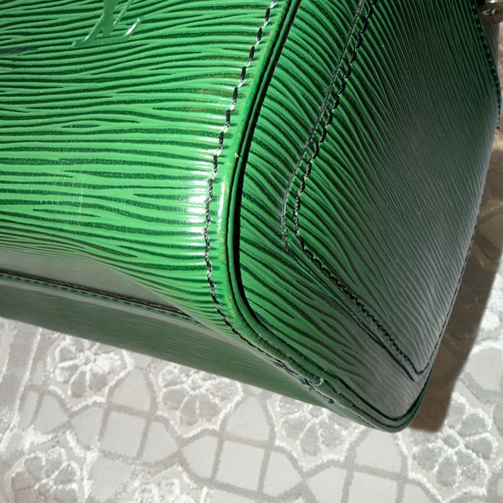 Authentic Vintage Louis Vuitton Speedy 25 in Epi Leather - Picture 11 of 16
